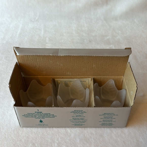 Partylite - Set of three Frosted Lotus Blossom candle holders - Picture 9 of 9